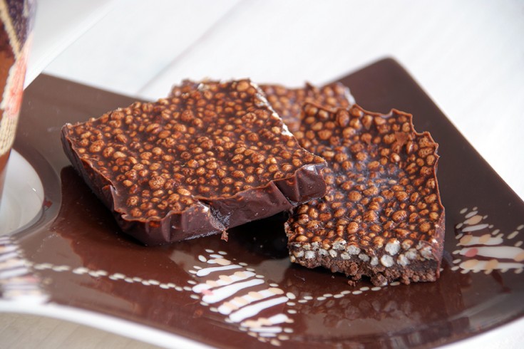 Homemade raw chocolate repen met quinoa pops