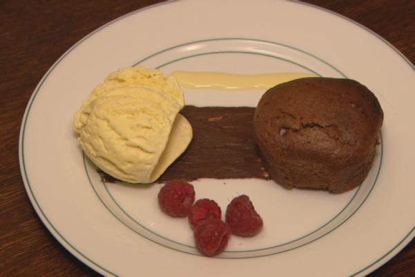 Moelleux au chocolat met vanille-ijs en een streepje crème anglaise ...