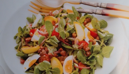 Veldsla-baconsalade met gebakken appeltjes recept