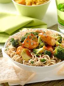 Rode curry kip met broccoli en koriandernoedels recept