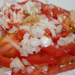 Salade met tomaat en uien recept