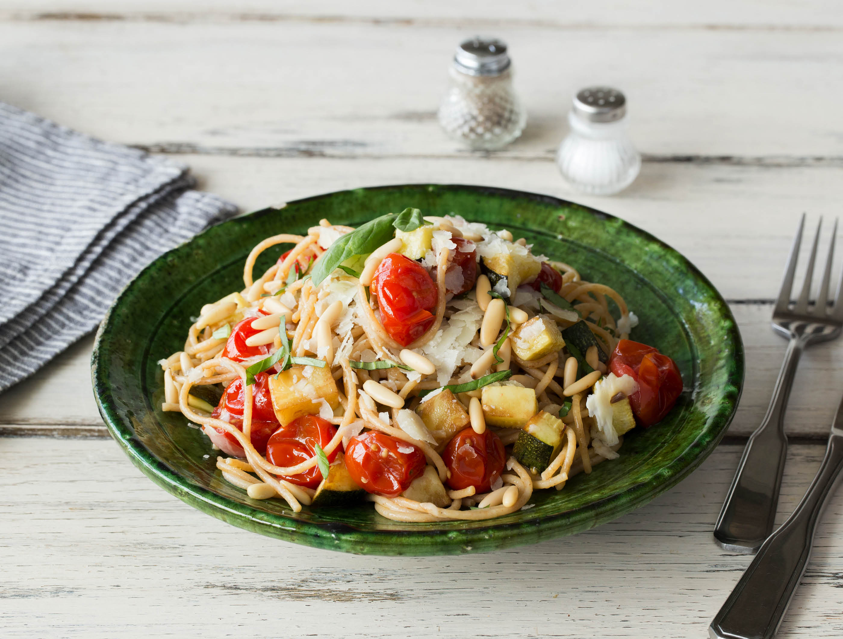 Spaghetti aglio olio met grana padano en romatrostomaten recept ...