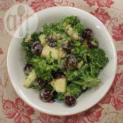 Broccolisalade met rozijnen recept