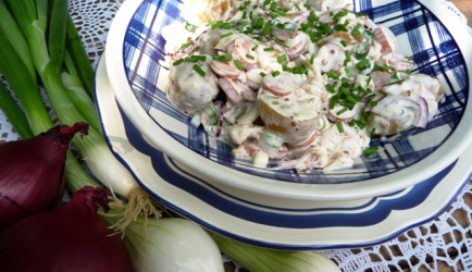 Aardappelsalade met katenspek en knakworstjes recept