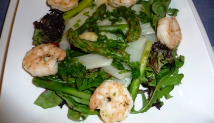 Salade met asperges (groen/wit) en grote garnalen recept ...