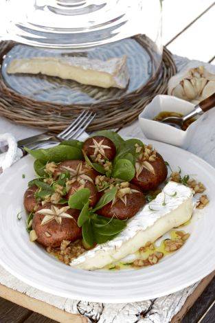 Salade met champignons, boerenbrie en rucola of postelein ...