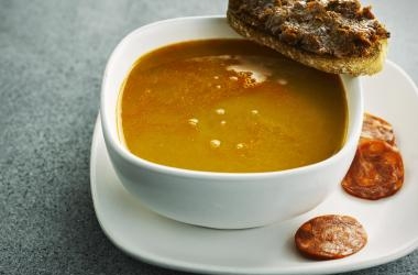 Spaanse soep met kikkererwten en chorizo recept