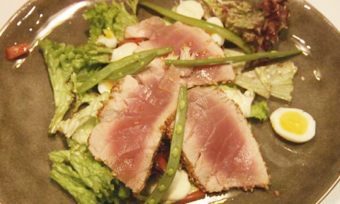 Gebakken tonijn met groene boontjes en kwarteleitjes