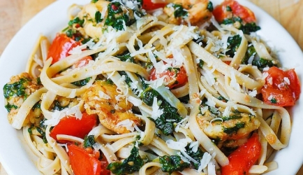 Garnalen-tomaten-spinazie pasta in een knoflookbotersaus recept ...