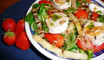 Lentesalade met asperges, aardbeien en geitenkaas recept ...