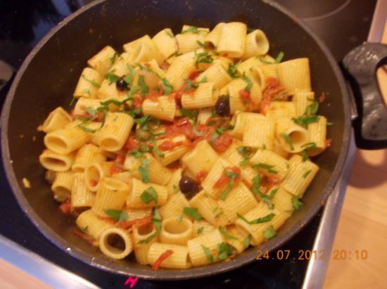 Pittige pasta ( rigatoni ) met sp.peper, ansjovis en tomaat recept ...