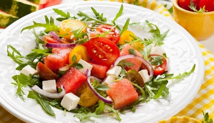 Zomerse salade met feta en meloen recept