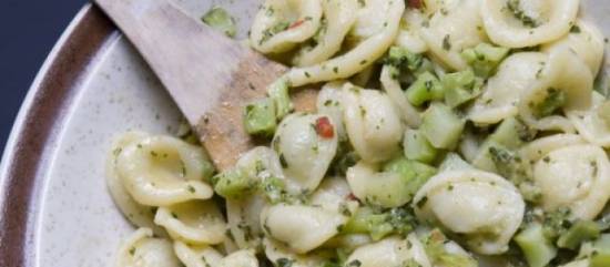 Orecchietti con broccoli  pasta uit apulie met broccoli recept ...
