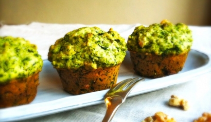 Hartige muffins met spinazie, blauwe kaas & walnoten recept ...