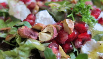 Salade geitenkaas&comma; granaatappel en pistachenootjes ...