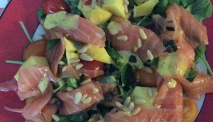 Slanke salade van rucola, zalm en mango