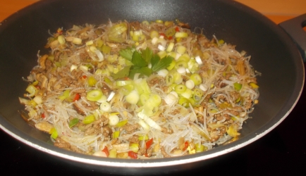 Thais curry-gehakt uit de wok met prei en champignons. lekker pittig