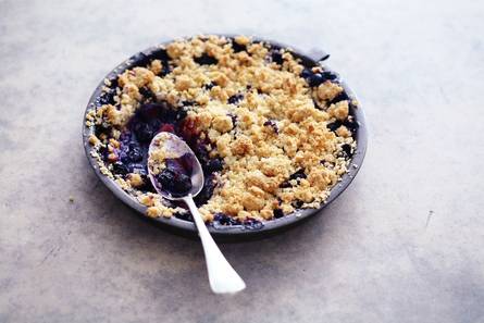 Blauwe bessen-appelcrumble