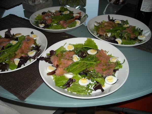 Salade met 2 soorten zalm, asperges en rucoladressing recept ...