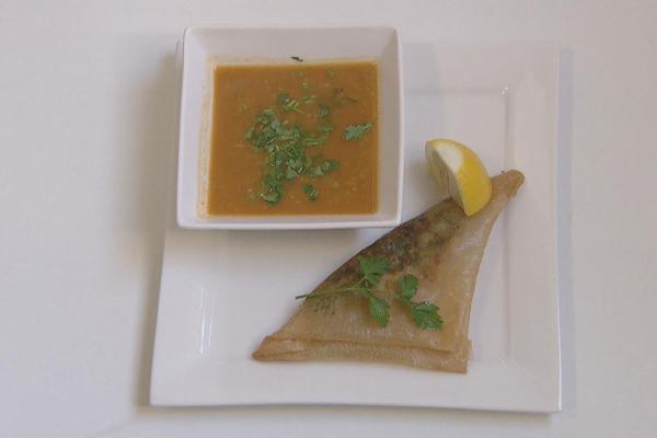 Tunesische soep (chorba) en loempia (brick)