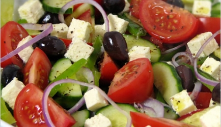 Heerlijke griekse salade / wraps met feta, olijf en gegrilde groenten ...