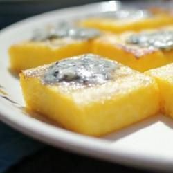 Polentablokjes met blauwe kaas recept