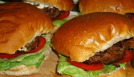 Hamburgers gevuld met bacon en blauwe kaas recept