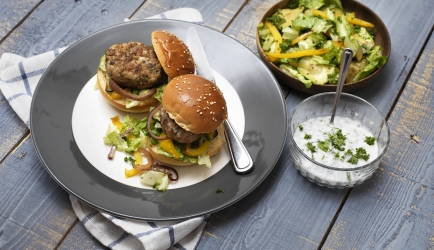 Kipburgertjes met gegrilde groenten en yoghurtsaus recept ...