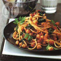 Pittige spaghetti met kikkererwten en spinazie recept
