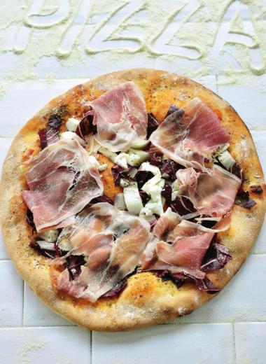 Recept 'pizza met san-danieleham en radicchio'
