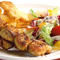 Curry-kalkoenspiezen met frites en salade recept