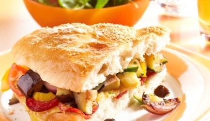 Turks brood gevuld met geroosterde groenten recept