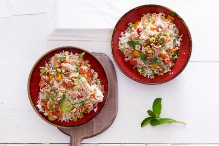 Lauwwarme rijstsalade met tonijn, paprika en munt