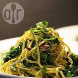 Spaghetti met pesto, tomaat en rucola recept