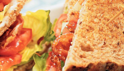 Sandwich met sla&comma; bacon en tomaat recept