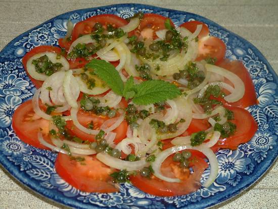 Tomaten salade met groene kruiden dressing recept