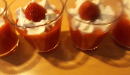 Verrukkelijk toetje van aardbeien in een glaasje ( met alcohol ...