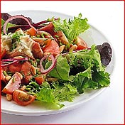 Salade met rosbief en augurkjessaus recept