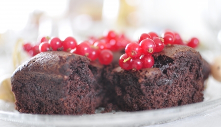 Smeuïge chocolade brownies met rode besjes recept