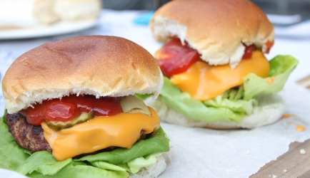 Zelfgemaakte amerikaanse bbq hamburgers recept