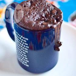 Chocolade mug cake met stukjes chocola recept