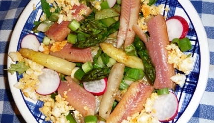 Lente salade met gegrilde asperges en gerookte paling recept ...