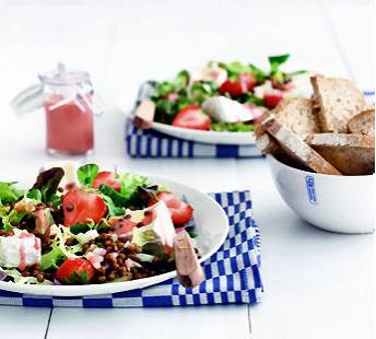 Zonnige salade van camembert en aardbeien recept