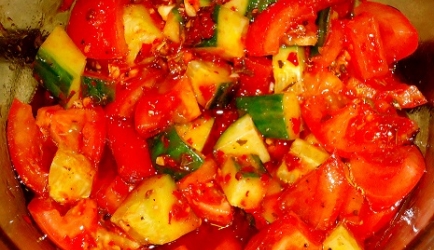 Tomaten-komkommer en chili salsa recept