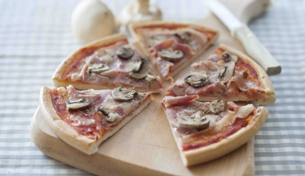 Pizza prosciutto e funghi recept