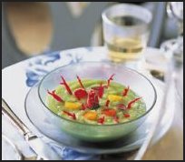 Komkommersoep met bloemen van ananassalie recept