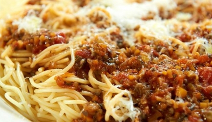 Pastasaus bolognese met paddenstoelen lekker op de spaghetti ...