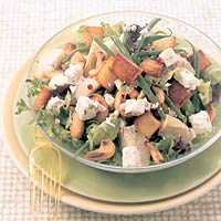 Maaltijdsalade met gebakken aardappels, cashewnoten en feta ...