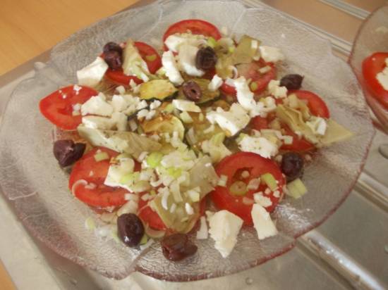 Griekse courgettesalade met tomaten, feta, artisjokharten en olijven ...
