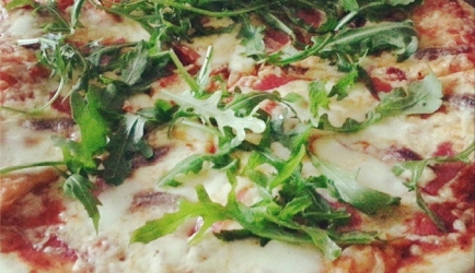 Italiaanse pizza met eigen deeg (zonder gist) recept